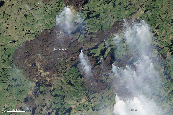 美国国家航空航天局地球观测站(NASA's Earth Observatory)今日公布了一组卫星照片，显示加拿大魁北克省西部的野火火灾景象。