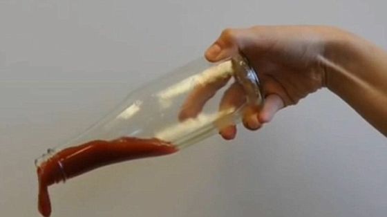 　科学家发明的不粘瓶，内壁采用一层薄薄的没有味道的物质，被称之为“液体光滑剂”。这种涂层让瓶子内壁变成非常光滑的表面，进而达到不粘的效果，便于用户往外倒里面的东西