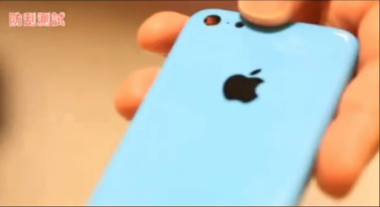 iPhone 5C可能是苹果公司首款采用液态金属材料的产品，其特点是抗刮划。