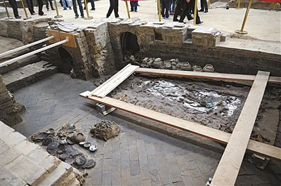11月16日，二号墓（萧后墓）墓室及其中出土的女性人骨遗骸和随葬品。 新华社记者 孙参 摄