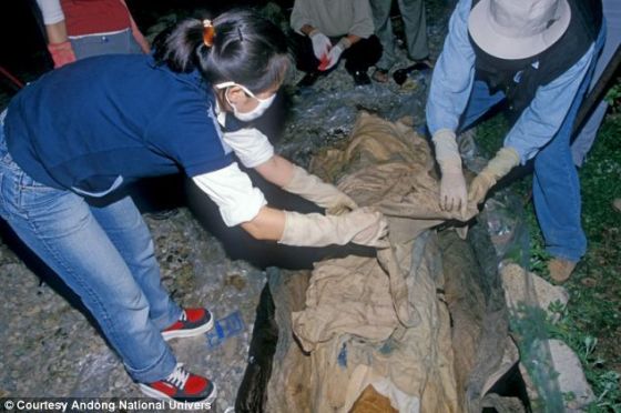 2000年，韩国安东市，考古学家正在打开干尸“英泰”身上的裹尸布。这具干尸的历史可追溯到16世纪。在英泰的胸部，考古学家发现一封情书，显然是妻子放在上面的。根据信的内容，英泰的妻子希望他能看到这封信，在她的梦里出现