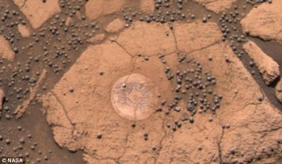  在“火星蓝莓”内，科学家发现大量赤铁矿，说明它们在地下水穿过多孔岩过程中形成。水流能够导致一系列化学反应，促使铁矿变成小球。不过，这一理论无法解释“蓝莓”的尺寸为何较小