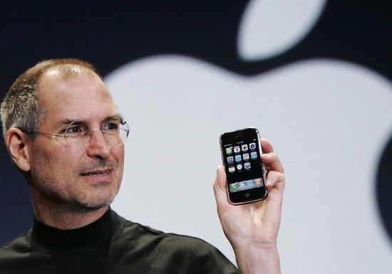 2007年乔布斯发布第一代iPhone