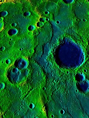 在水星的褶皱冲断带，有一长串的山脊和陡坡。这一地带绵延540公里，图中的颜色指示了海拔高度，黄、绿色的地势较高，蓝色则地势较低。