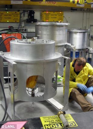 在检验这块晶体前，科学工作者准备用洛斯阿拉莫斯国家实验室卢汉中子散射中心的单晶衍射装置对它进行测量