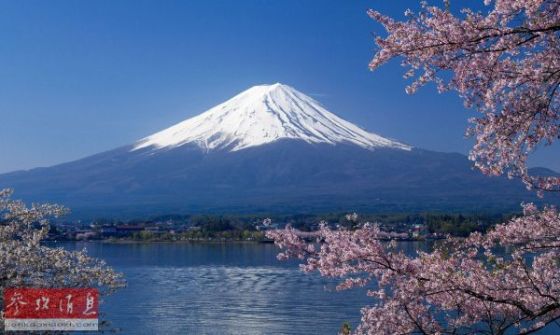 日本河口湖畔拍摄的富士山(资料图)