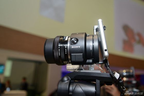 索尼发QX1无线微单及QX30无线长焦镜头相机