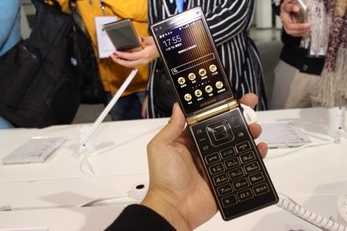 中国电信联合三星发布心系天下W2015手机|