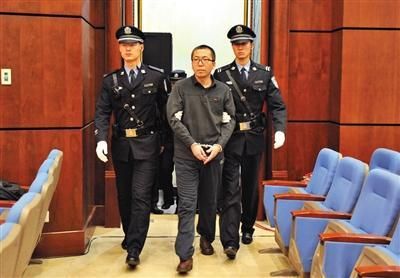 杨秀宇被带入法庭。昨日,杨秀宇及女下属卢梅因非法经营罪获刑4年、一年半并处罚金。 杨秀宇被带入法庭。昨日,杨秀宇及女下属卢梅因非法经营罪获刑4年、一年半并处罚金。