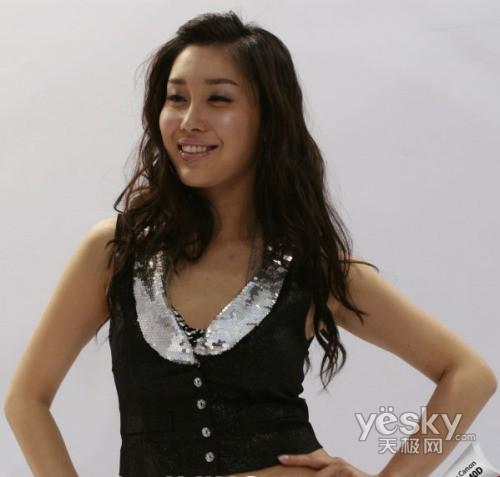 就是看美女模特穿着暴露发布会再起艳照门
