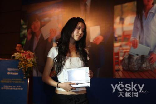 就是看美女模特穿着暴露发布会再起艳照门