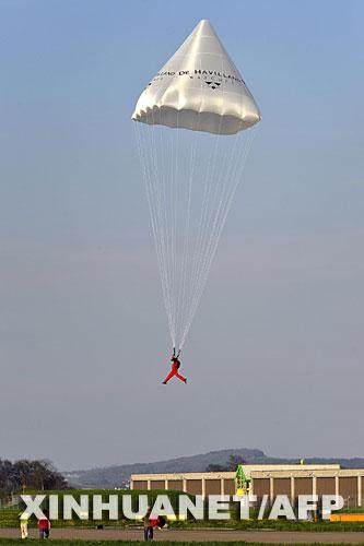 男子用达芬奇金字塔型降落伞从600米高跳下