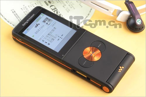 复古下翻盖造型索爱音乐手机W350评测