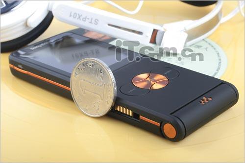 复古下翻盖造型索爱音乐手机W350评测(2)