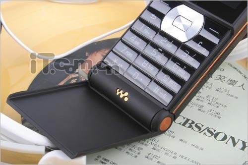 复古下翻盖造型索爱音乐手机W350评测(3)