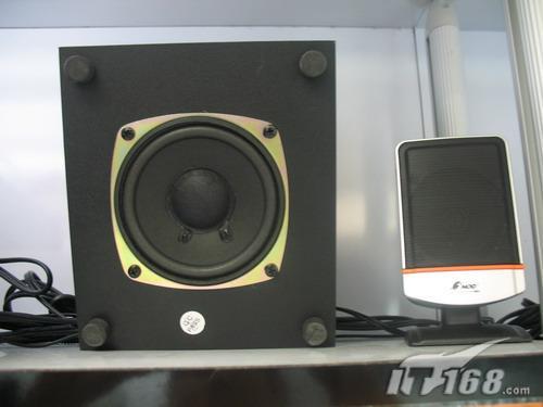 h-111低音炮箱体采用了木质材料