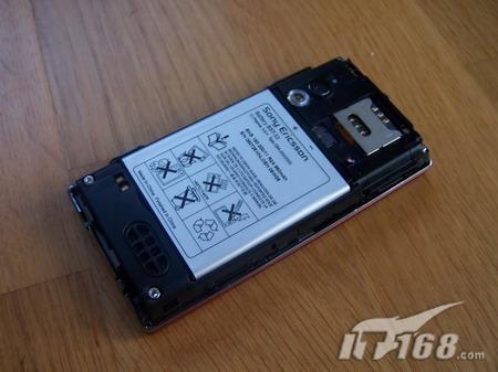 金属音乐旋风红色索尼爱立信W705图赏(4)