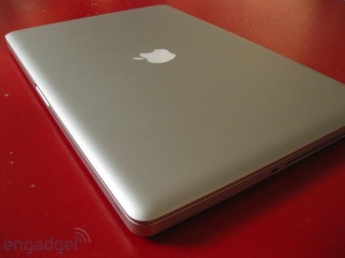 苹果一体成型17屏MacBook Pro拆箱(图)