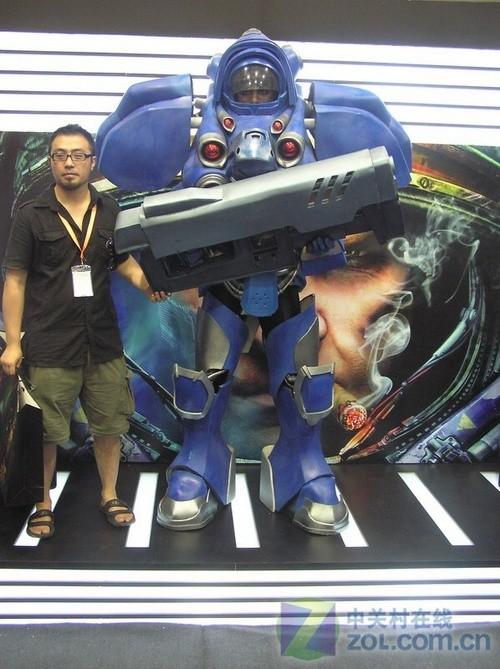 chinajoy09:暴雪展台惊现真人SC2兵种_家电