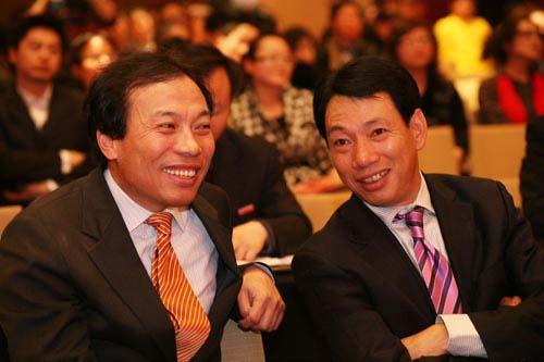 新华都集团总裁唐骏(左)与董事长陈发树。 / 本报记者 郭杨 摄