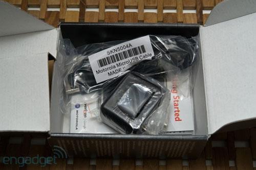 Android旗舰摩托罗拉Droid2开箱图赏