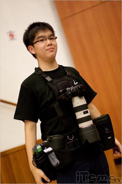 抛弃摄影包数码单反相机防弹背心问世