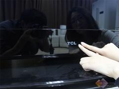 美女挑战巨无霸 TCL L65P10FE3D图赏