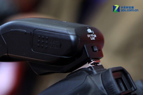 P&E2011:佳能展出270EXII/320EX闪光灯