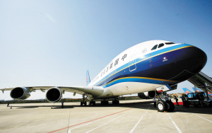 姚嘉莉)10月17日上午10时,满载旅客的南航a380飞机从北京首都国际机场