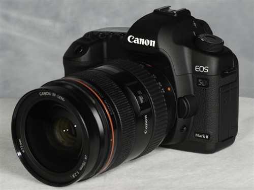 佳能(canon) eos 5d mark ii[参考价格] 24600元(配原厂24-70l镜头)