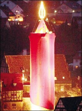 德国"世界上最大的蜡烛"装置亮相 高达36米