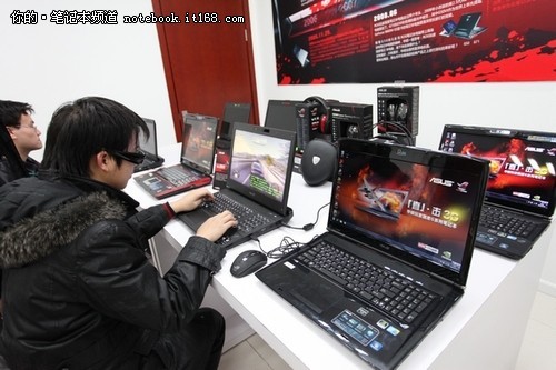 摘掉眼镜看3D 华硕玩家国度笔记本发布_笔记本