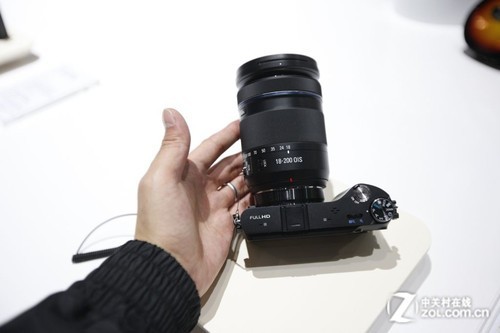 2000万高像素单电 三星NX200携附件参展