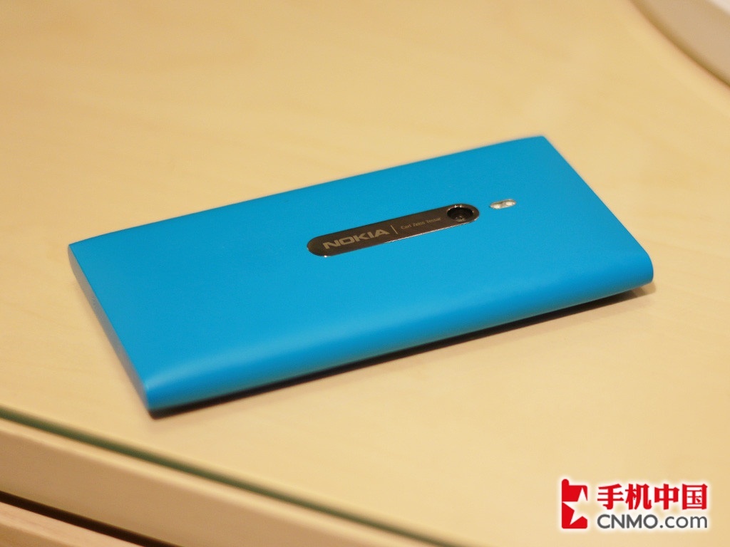 WP7系统蓝色骚机 诺基亚Lumia 800图集_手机_科技时代_新浪网