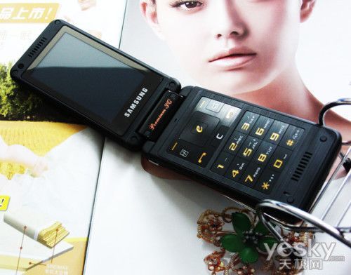 经典高端双模商务机 三星W799售价为4399元