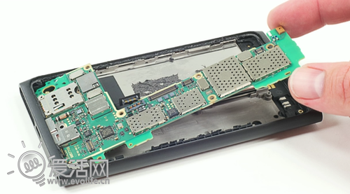 金玉是否其中 细看AT&T版Lumia 900硬件拆解