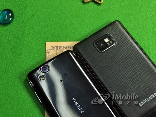 至尊至薄三星i9100与索爱LT18i对比