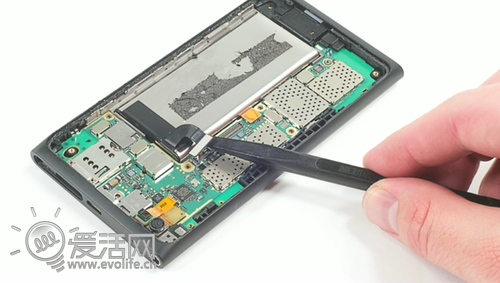 金玉是否其中 细看AT&T版Lumia 900硬件拆解