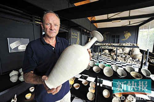 比利时金融投资客吕克·海曼斯展示打捞上来的瓷器