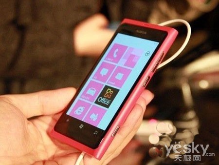 C网当红主流诺基亚Lumia 800C报价2750元