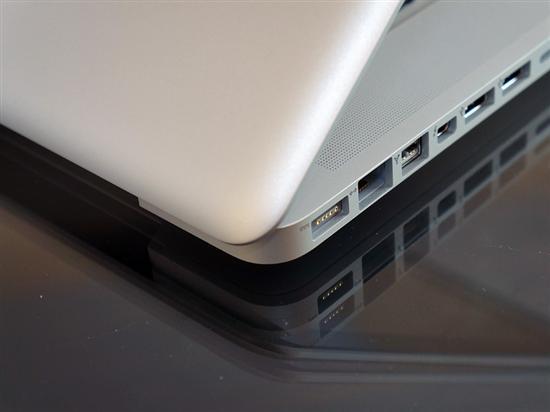 笔记本 正文 macbook pro的状态呼吸灯,通过激光在机身上刺穿50余