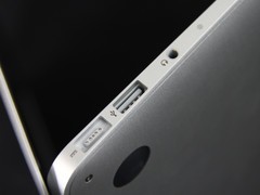 MacBook Air银色 USB及电源接口图 