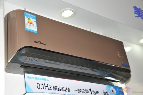 开启空调省电模式 美的掀一晚1度电节能风_家