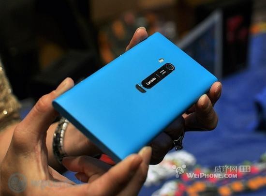 湖蓝色诺基亚Lumia 920亮相AT&T_手机