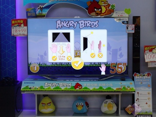 用手势玩小鸟 三星UA55ES8000卖场最瞩目