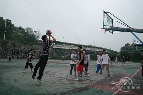 在高速连拍的模式下,三星nx300能够实现8.