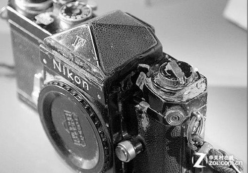 能挡子弹的不仅有Zippo 尼康大F也可护身|单反