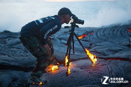 史上最敬业的摄影师 脚架着火了还在拍