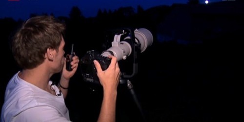 1600mm大炮镜头重现电影ET外星人飞月画面