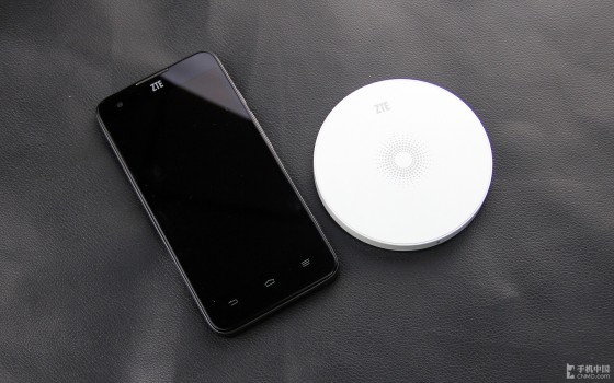 不再下班就没电 中兴GEEK无线充电体验 